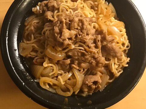 鍋で牛肉袋麺